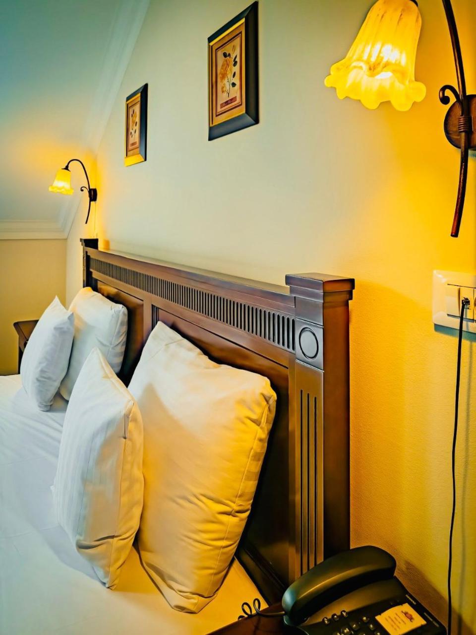 Joy City Stay Studio Amber Glow