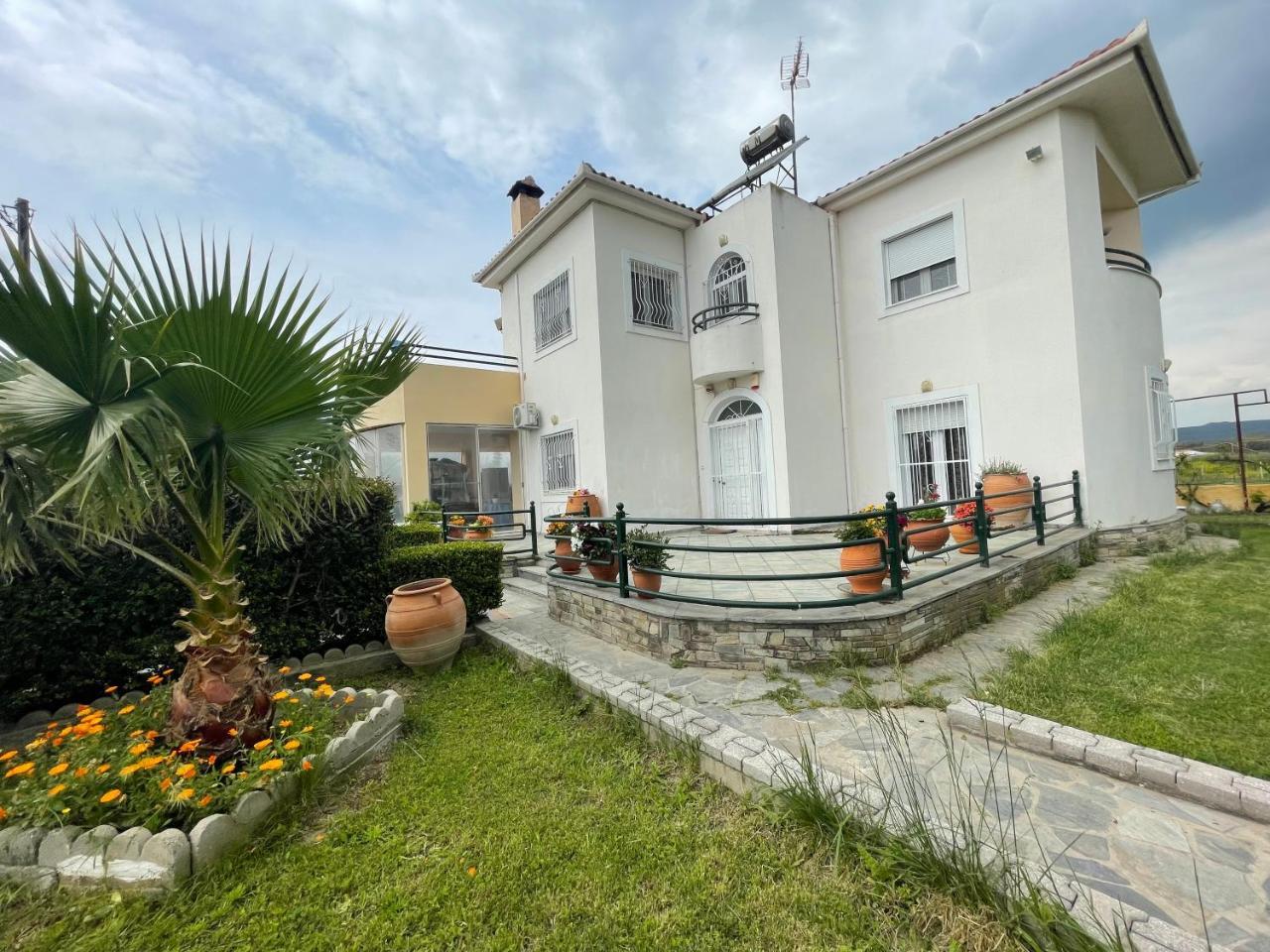 Seaside Apartment With Private Garden