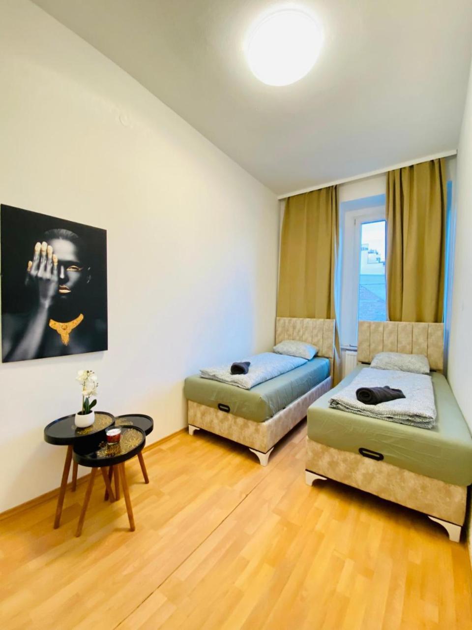 Private Rooms In Spacious 5-bedroom Apartment Near Train Station