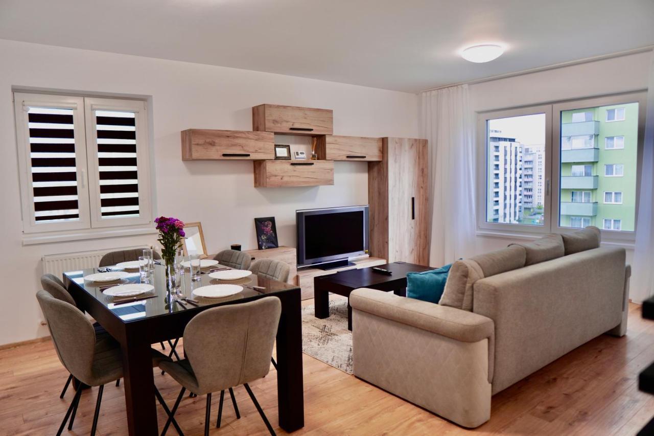 Coresi Topcity 2camere Apartment