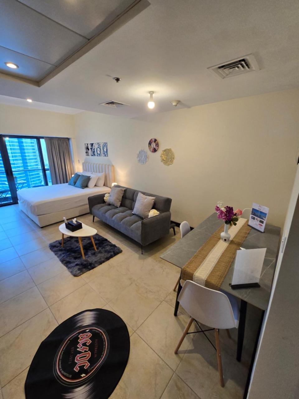 Click Stay - Jlt - Entire Studio & Balcony Lakes View Apartment -Na