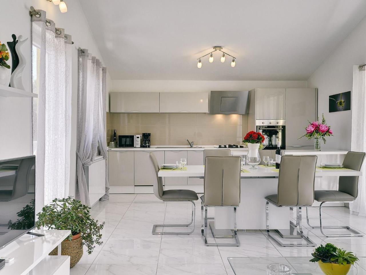 Apartment In Valtura Near The Beach