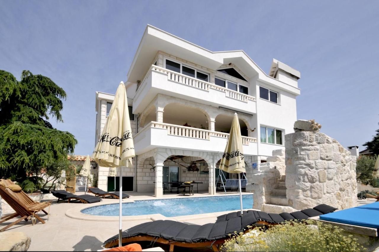 Stagnum Baba Impressive Luxury Villa With Heated Pool, Hot Tub, Playroom & Upscale House Design