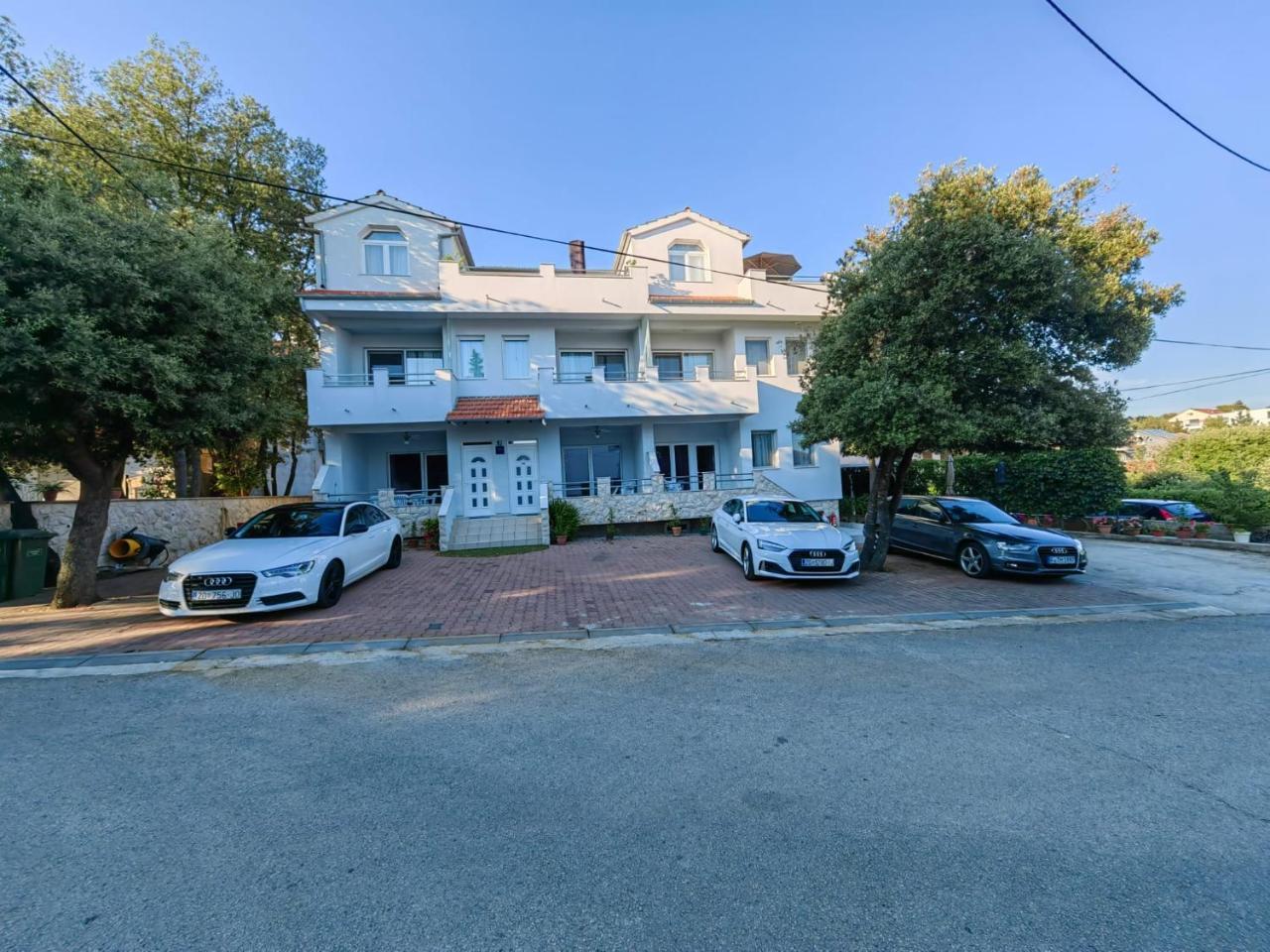Maris Apartments, Petrcane