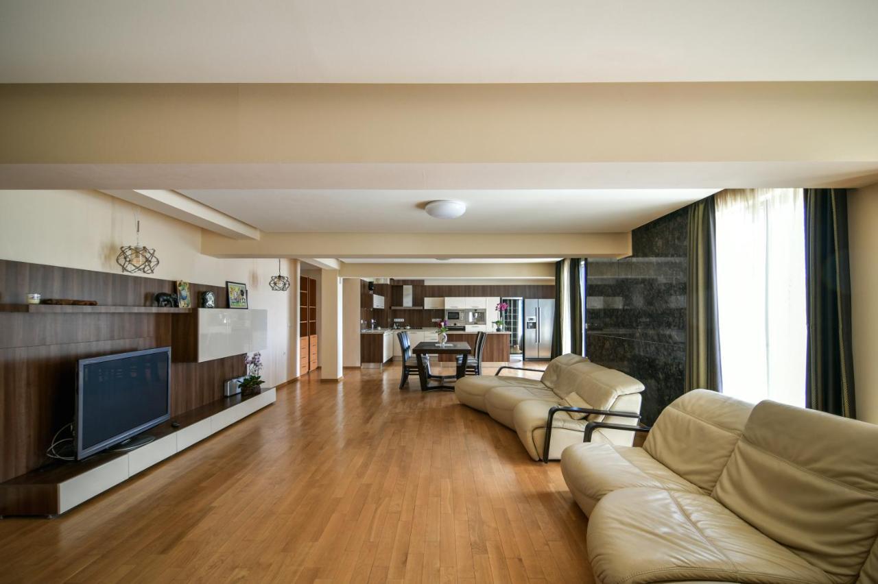 Central Flat With Monster Living Room