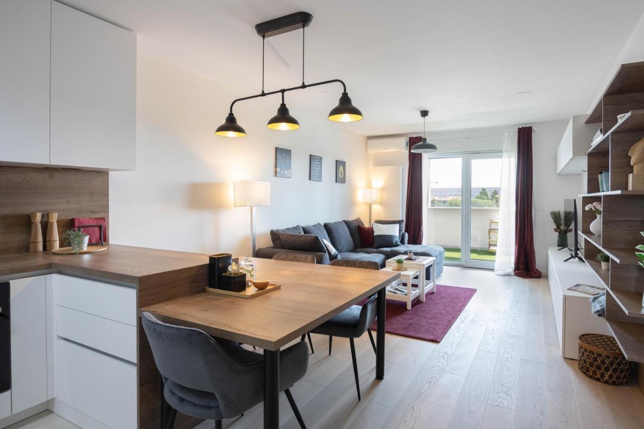 Stylish 2bdr Apartment Free Garage