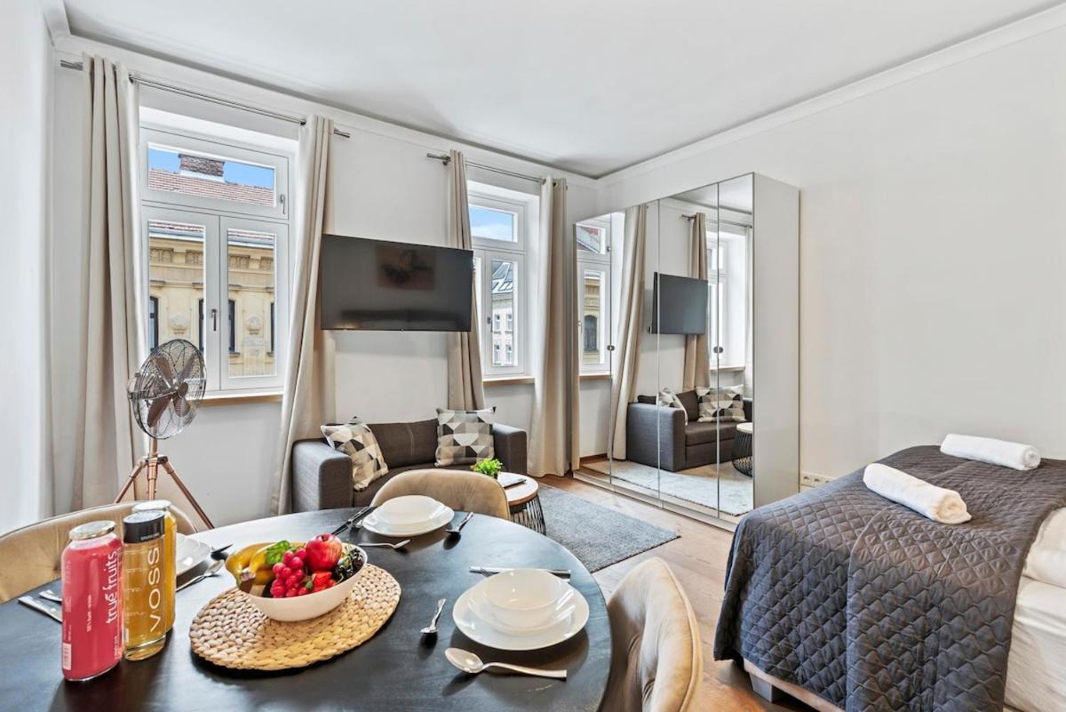 Avio, Stylish Studio, Smart Tv, 2 Beds