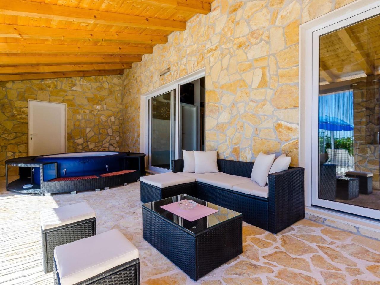 Villa Mateo 3 Bed Apt With Terrace & Private Pool