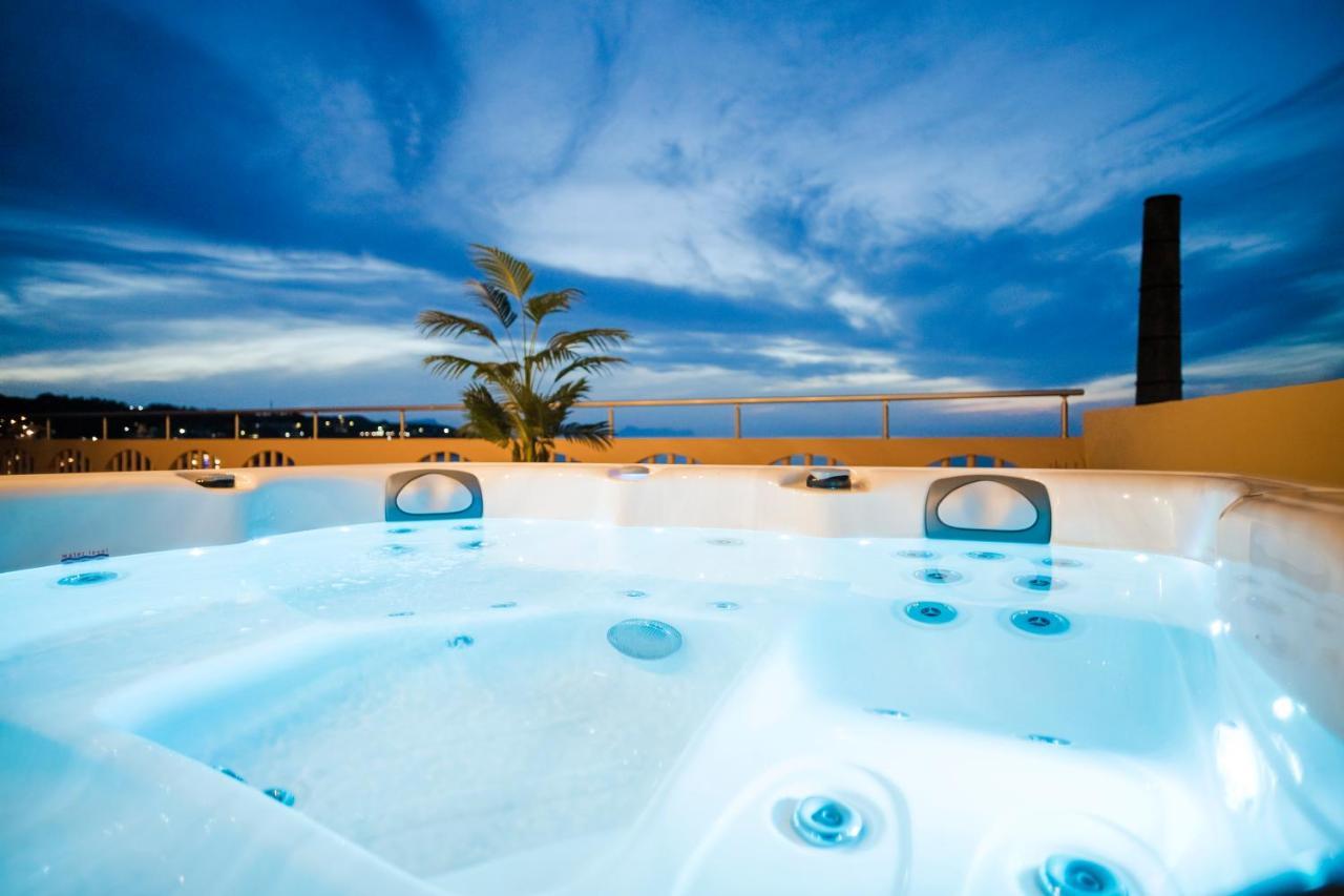 Thea Rooftop Seaview Jacuzzi