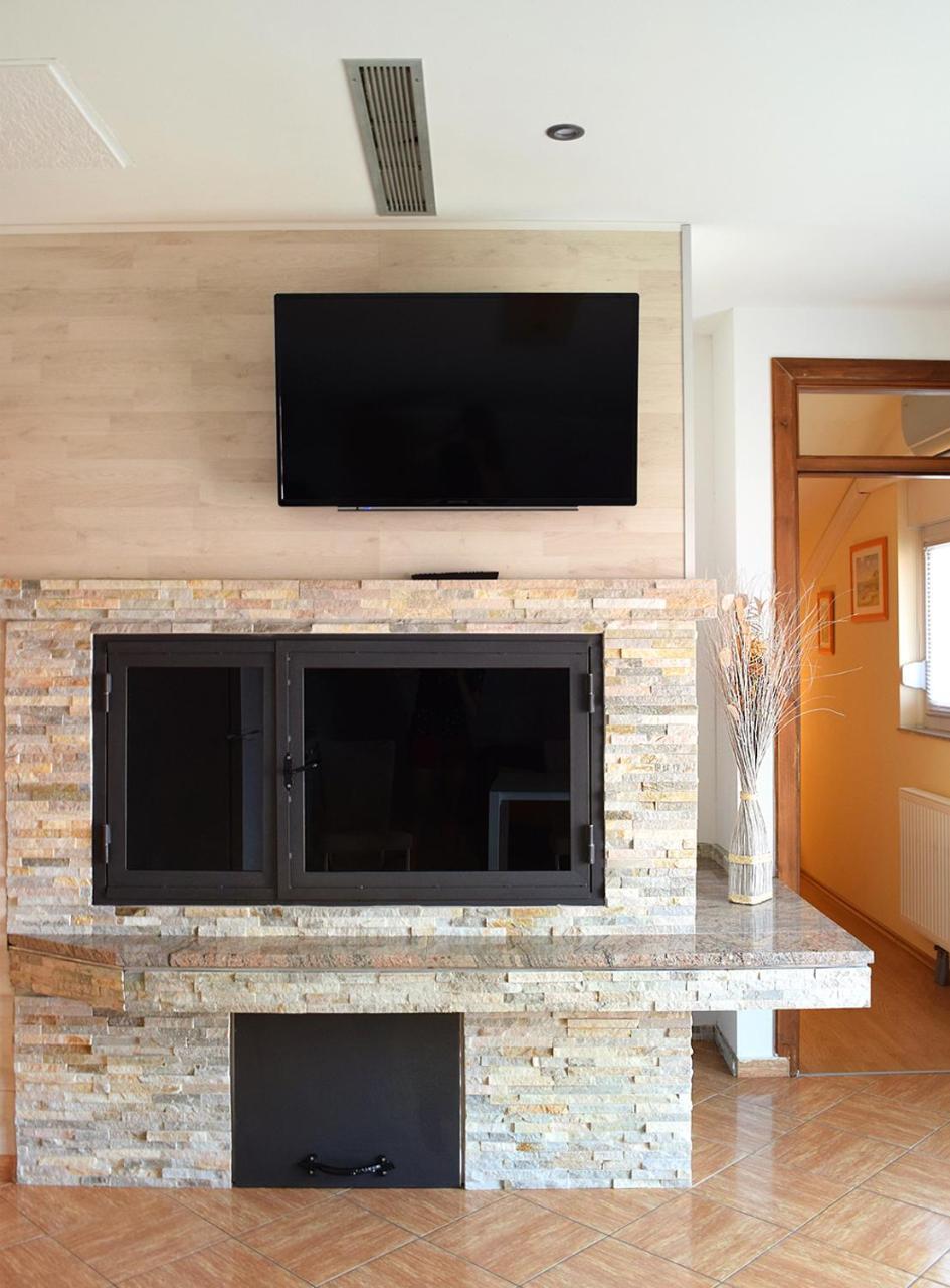 Prekrasan Apartman Sa Kaminom