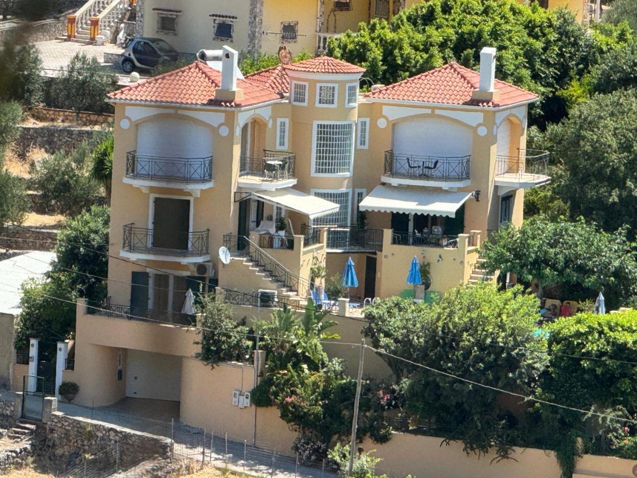 Villa Tzitzifies