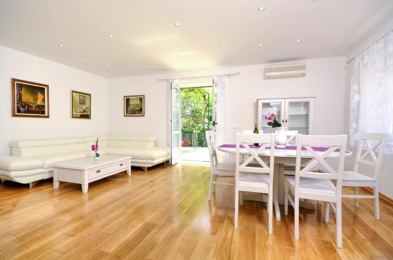 Apartments Vekic 725