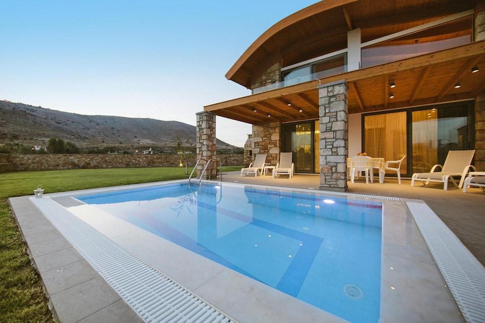 Semi-detached House With Private Pool