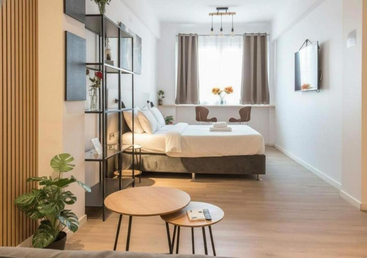 Spacious Syntagma Studio King Bed & Work Space