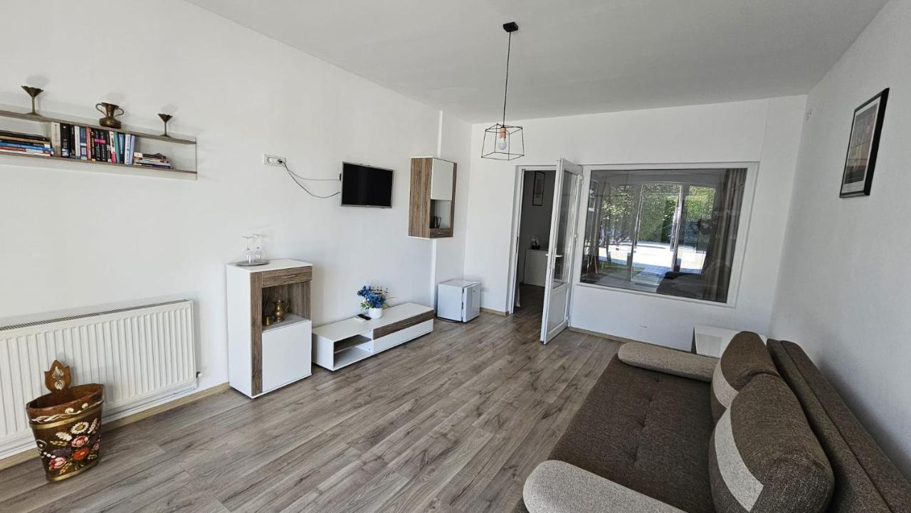 Neferprod Apartments Is Cam 07
