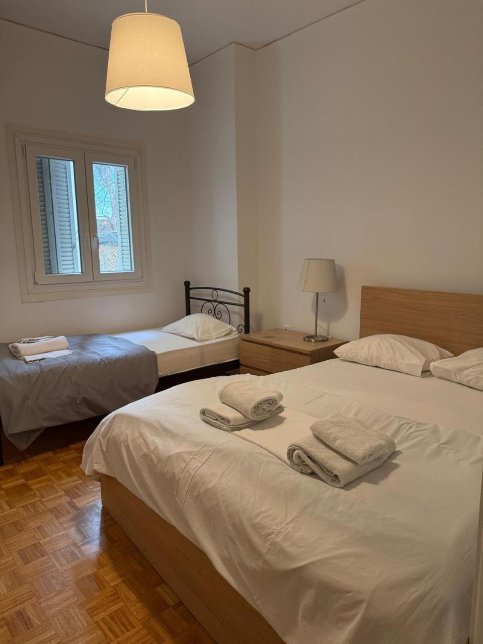 Spacious Two Bedroom Apartment, Walking Distance To Neos K Metro