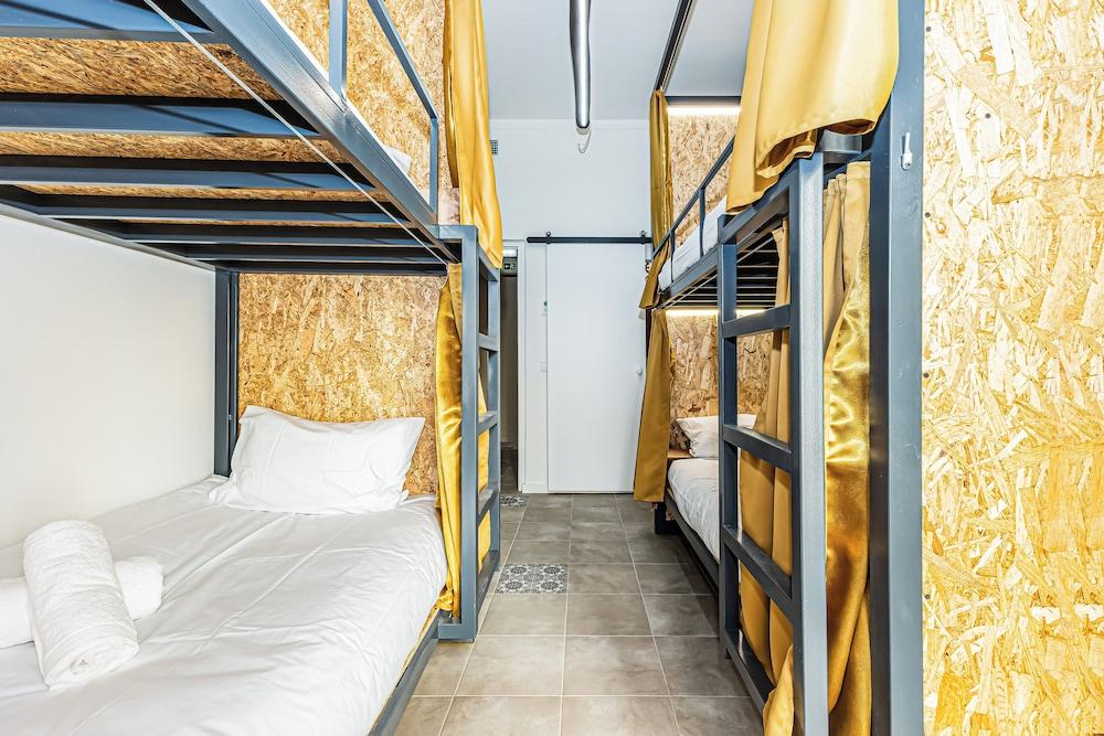 Arbutus Bed & Bar
