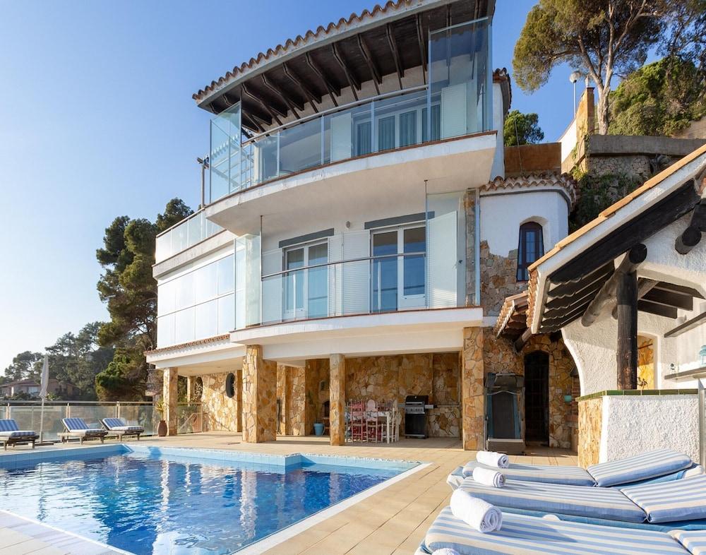 Villa In Cala Canyelles With Sea Views & Pool