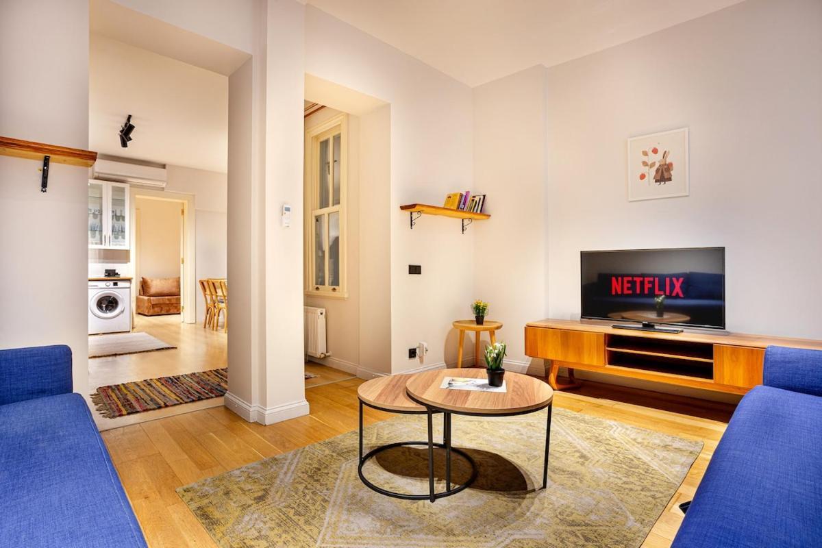 A Modernized Apt In The Historic Area Of Istanbul