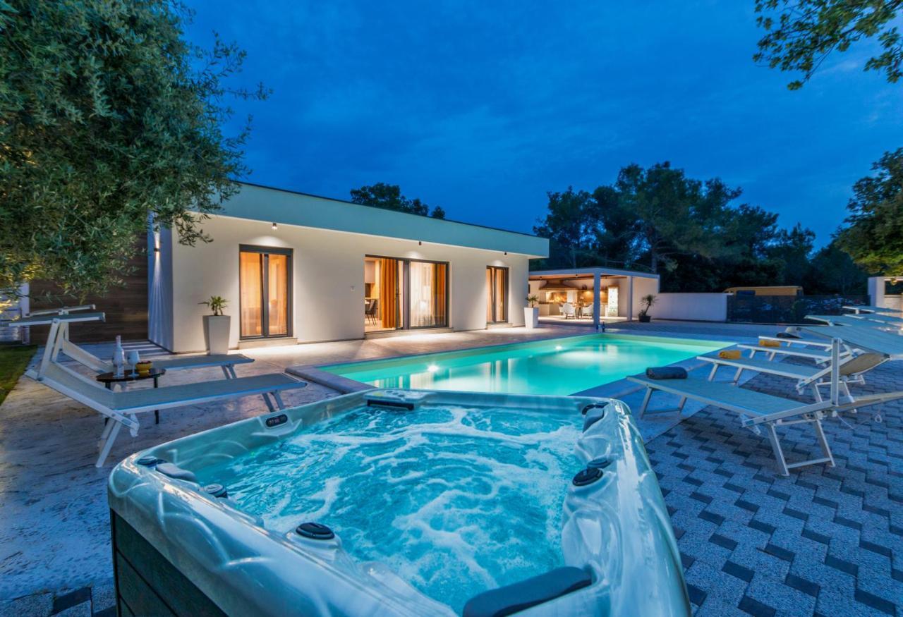 House With Pool Mimi