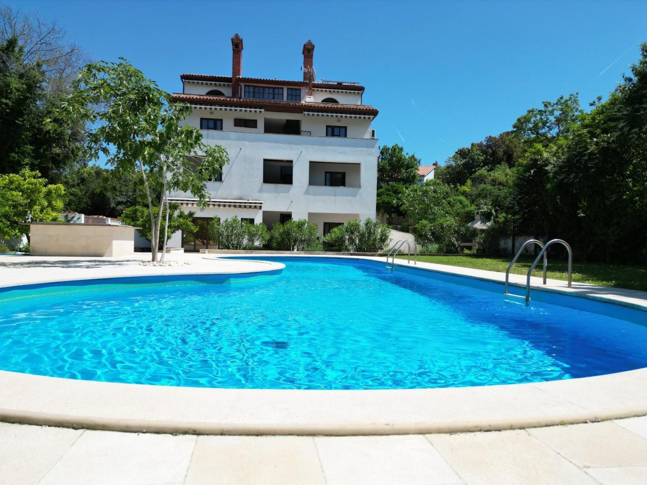 Green House Villa With Pool