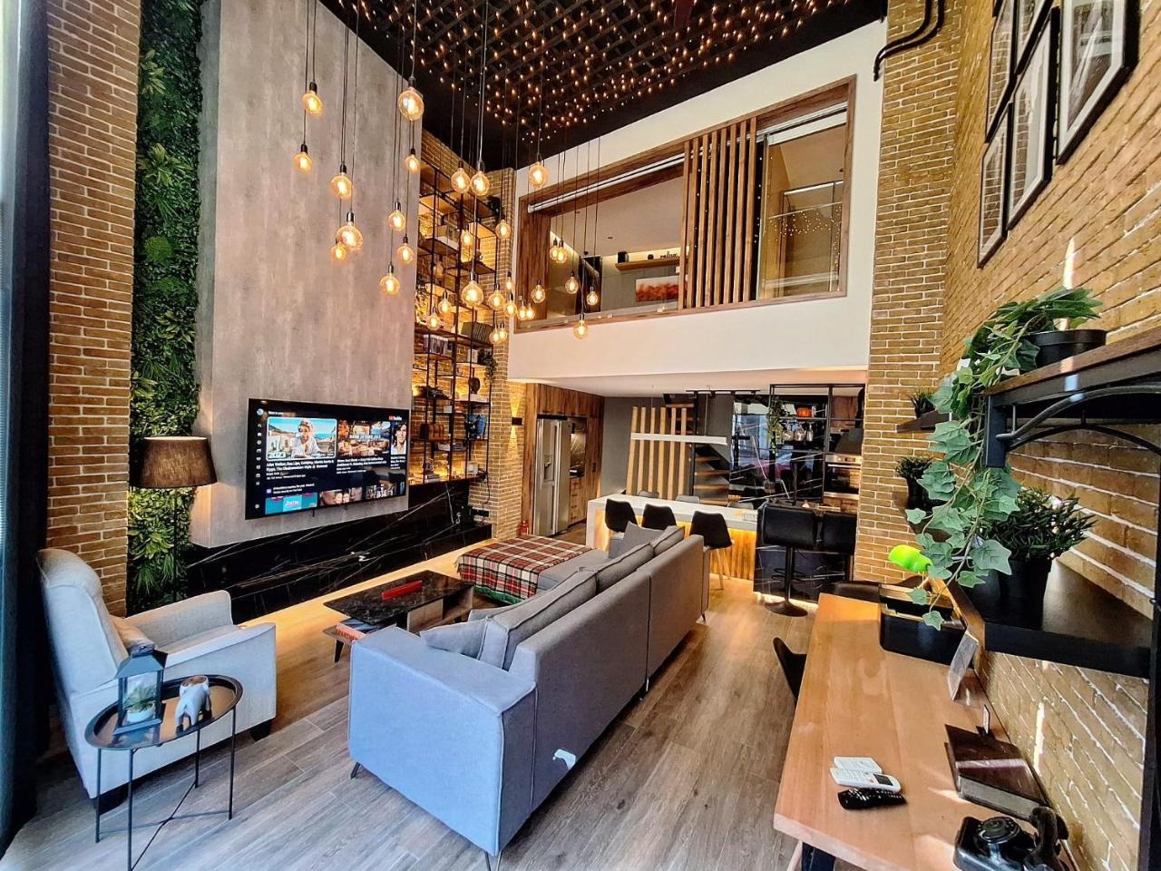 The Athens Loft With Private Gym & Billiards