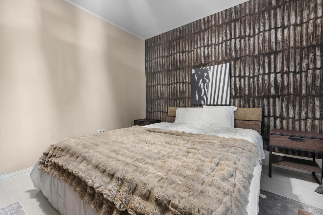 Stylish Monochrome 1br Apartment In Central Bucharest
