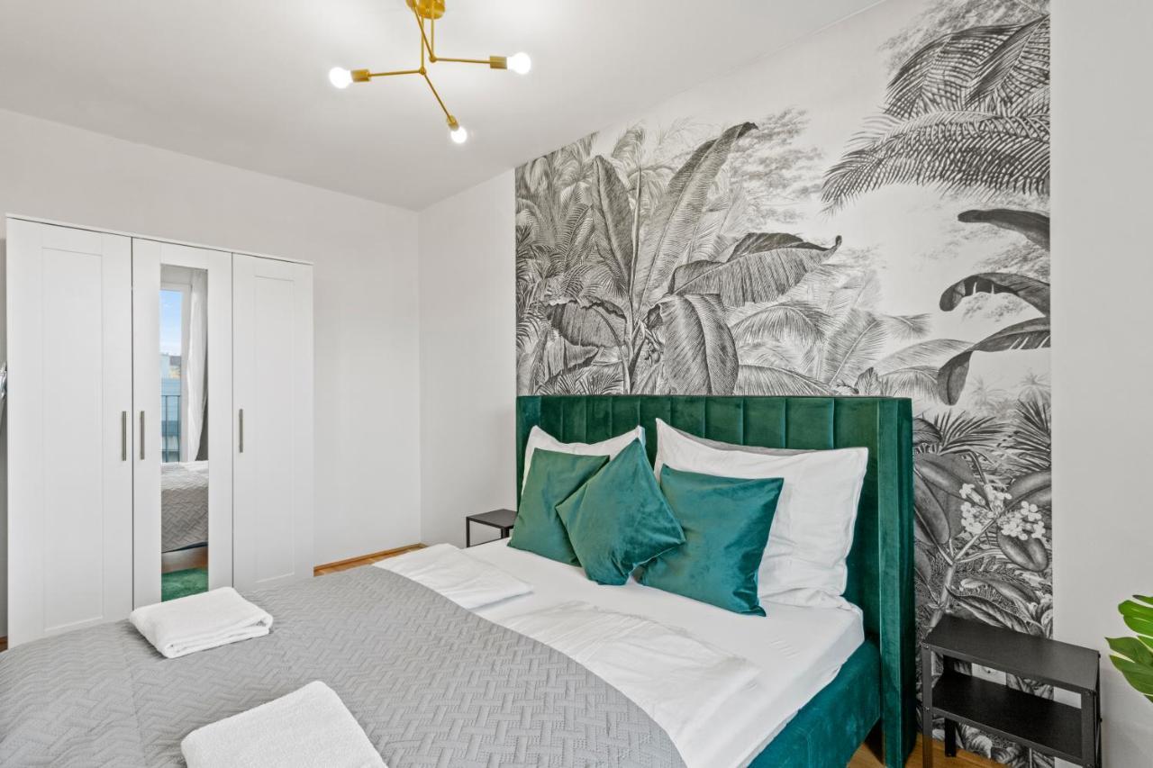 Modern Apartment Near Airport Outdoor Space Easy City Access