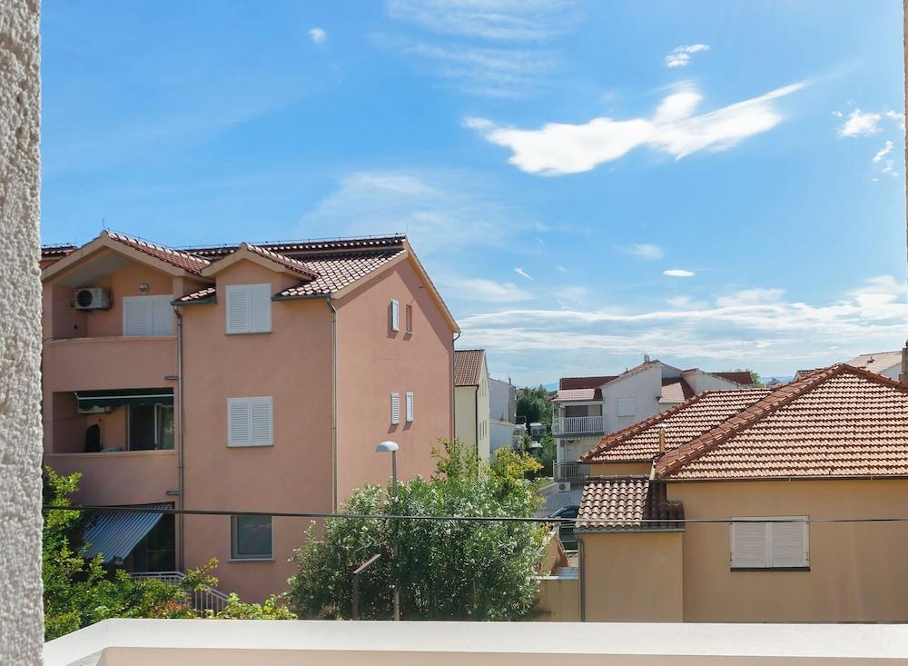 Apartments & Rooms Mladen