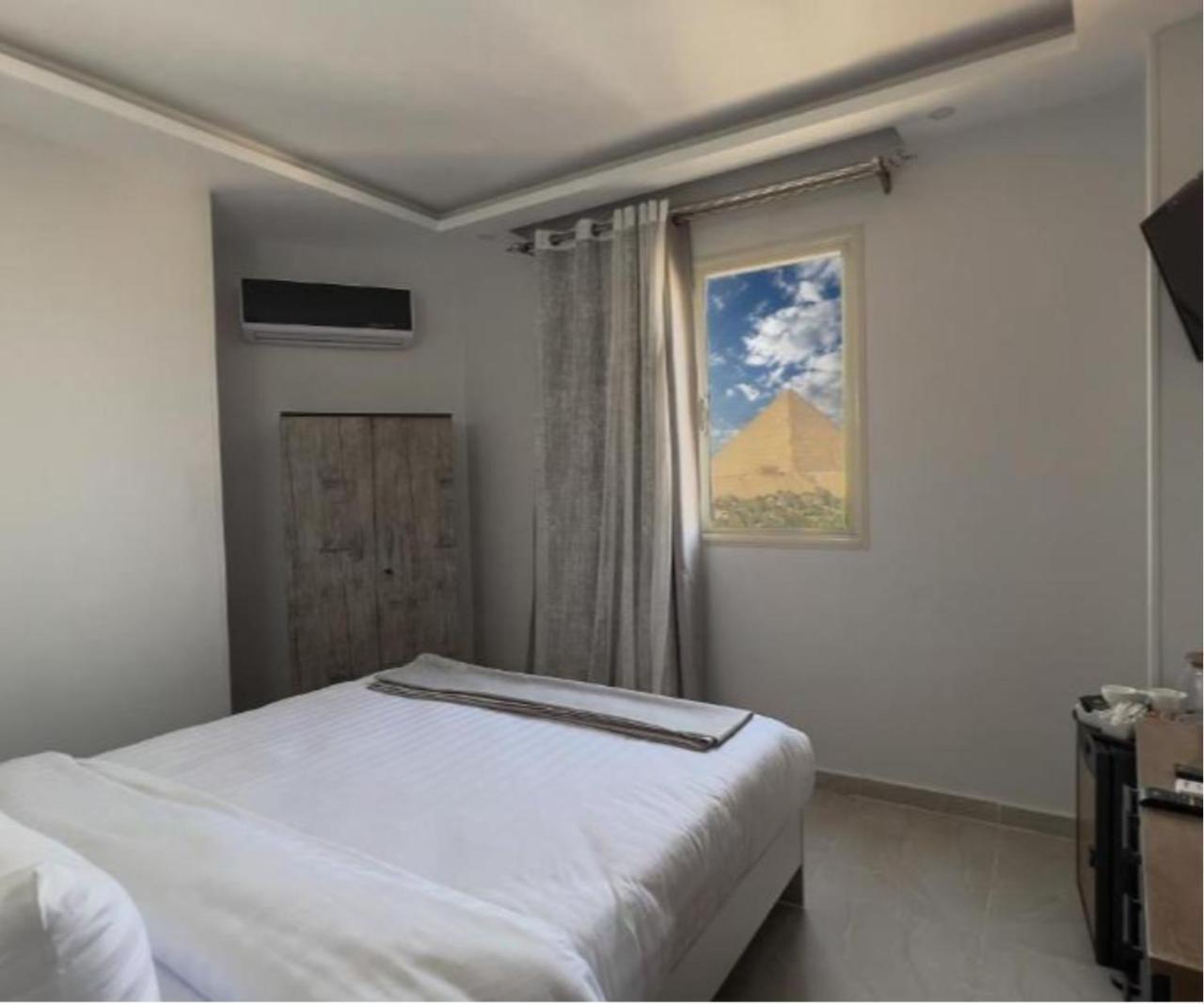 Pyramids Tower Inn