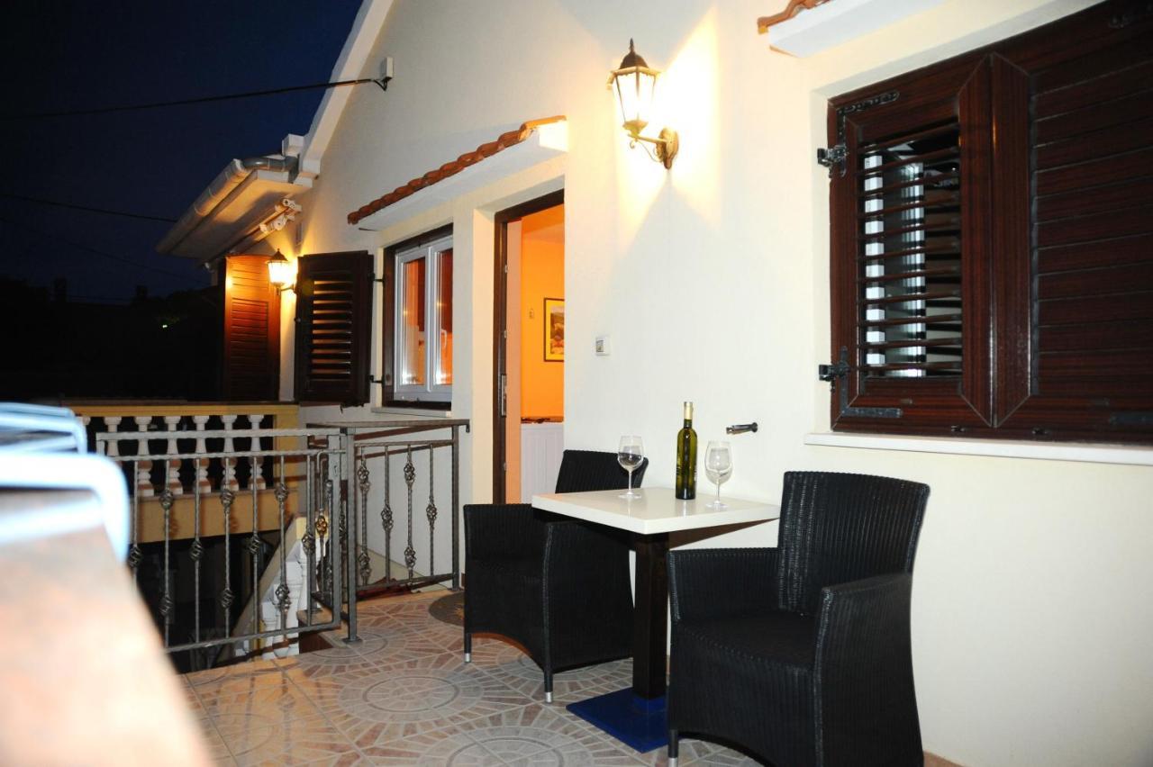 Lanterna Puntamika Apt. Near Beach