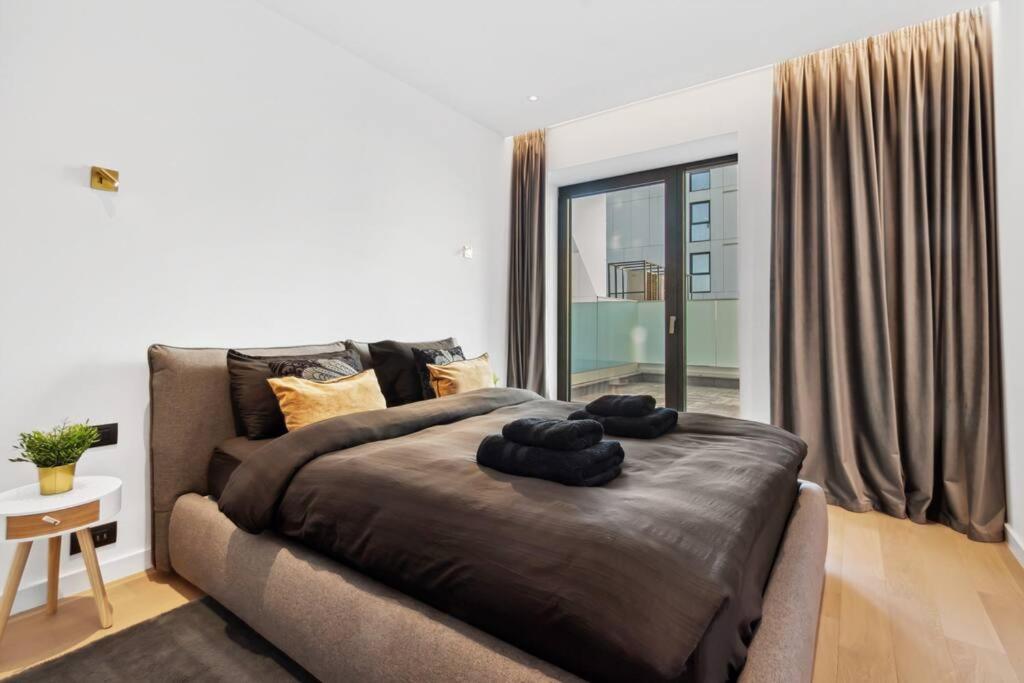 Luxurious Vibe In The Business Center, City Views
