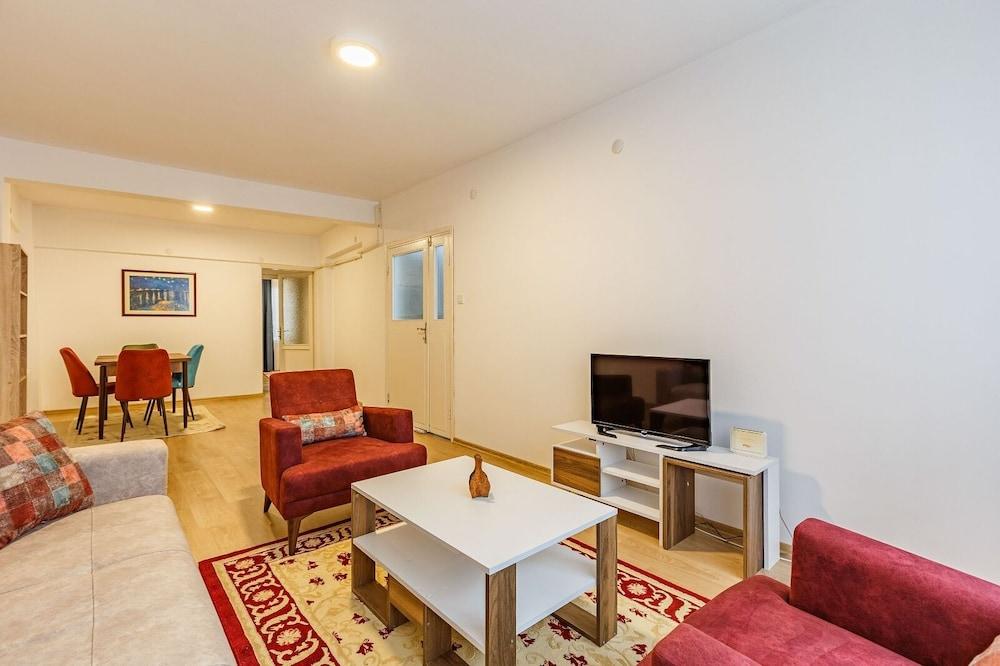 Charming 3-bedroom Apartment In The Heart Of Kadkoy