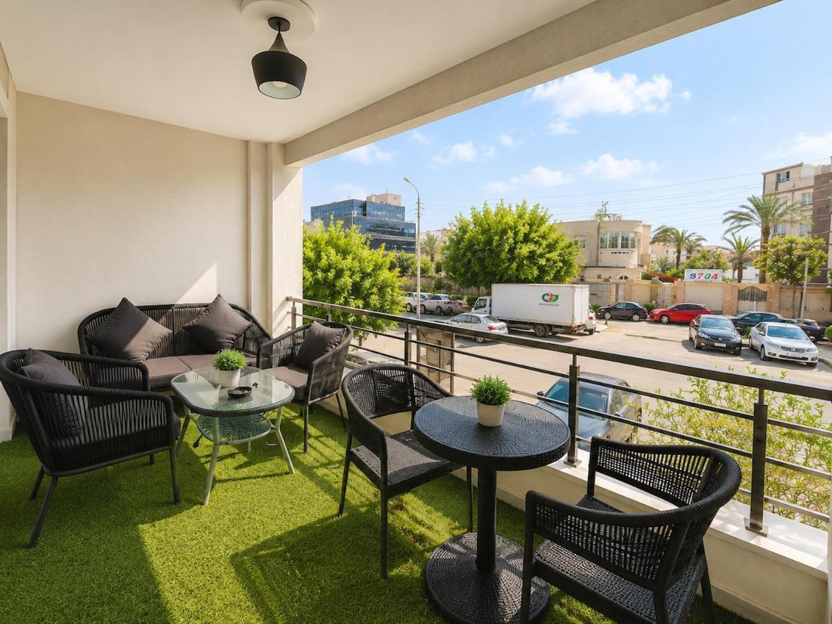 Cozy 2br Retreat with Green Views, Minutes From the Airport