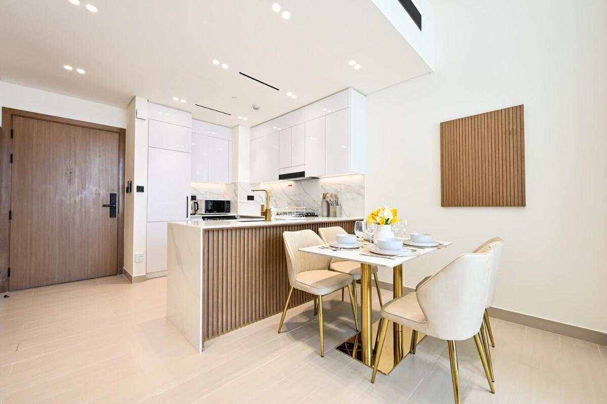Golden Stays - Binghatti Amber I Modern 1br Apartment I Balcony, Pool & Gym Access