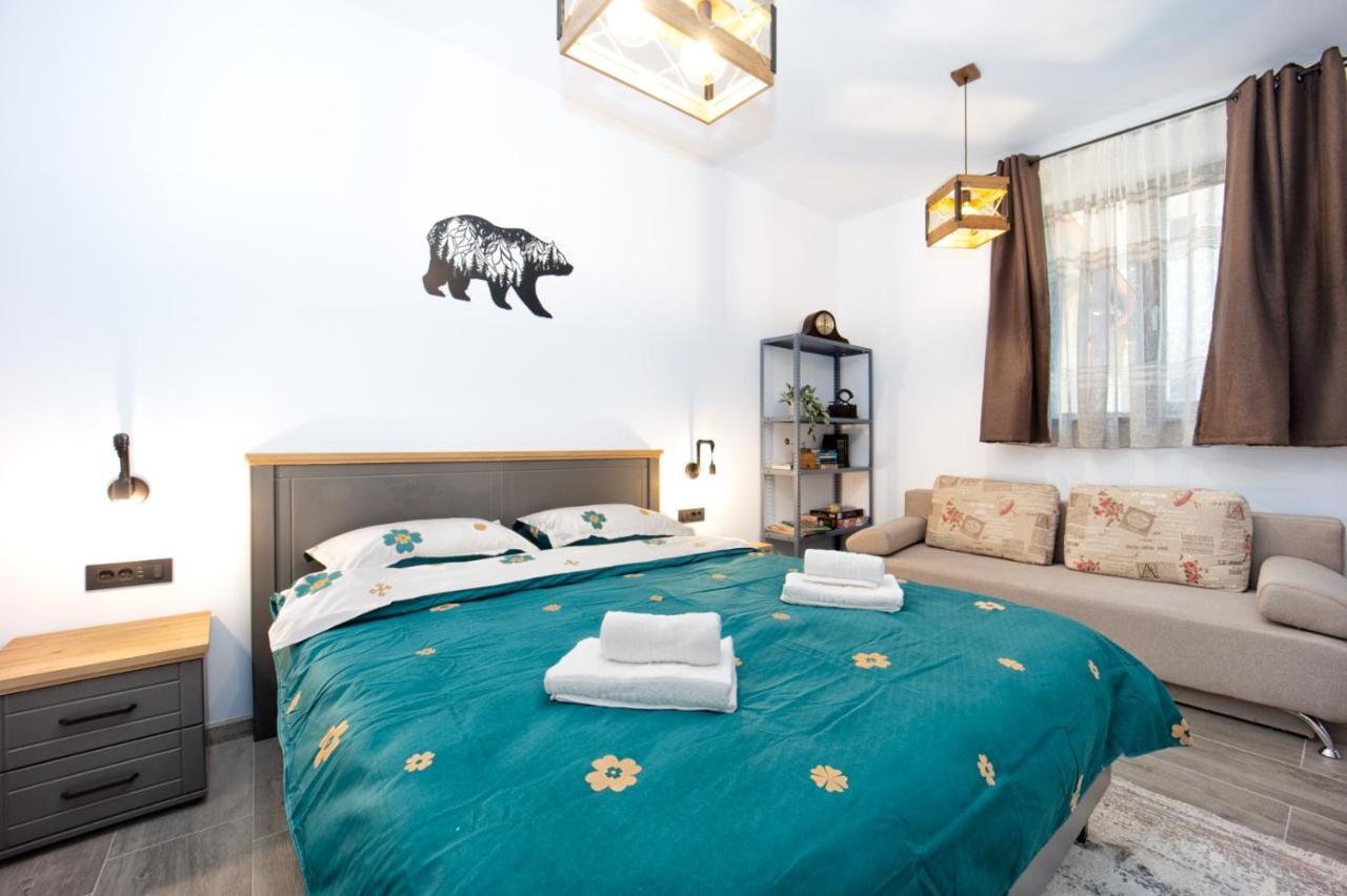 The Bear's Den In Old City Centre