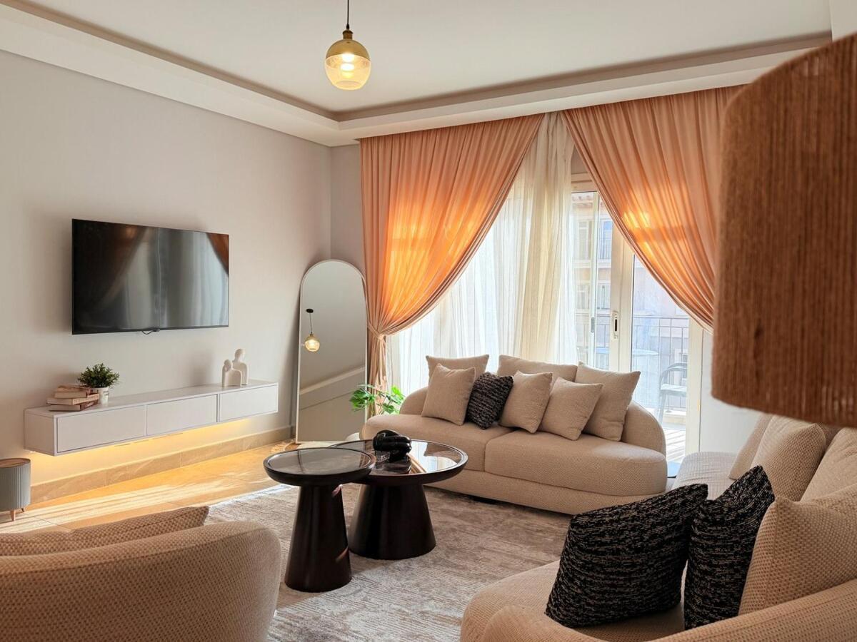 Stylish Sodic Haven, Heart of October Zayed
