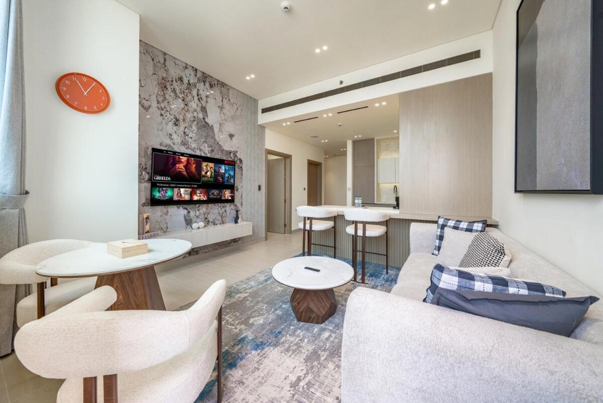 Premium 1bd with Balcony Pool Gym