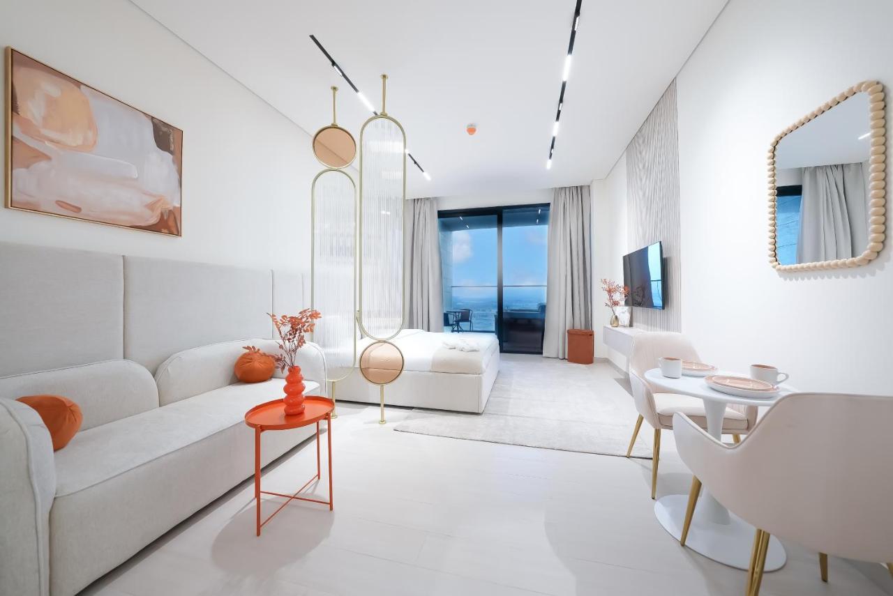 Luxury Trillionaire Studio with Jacuzzi And Canal Views in Business Bay
