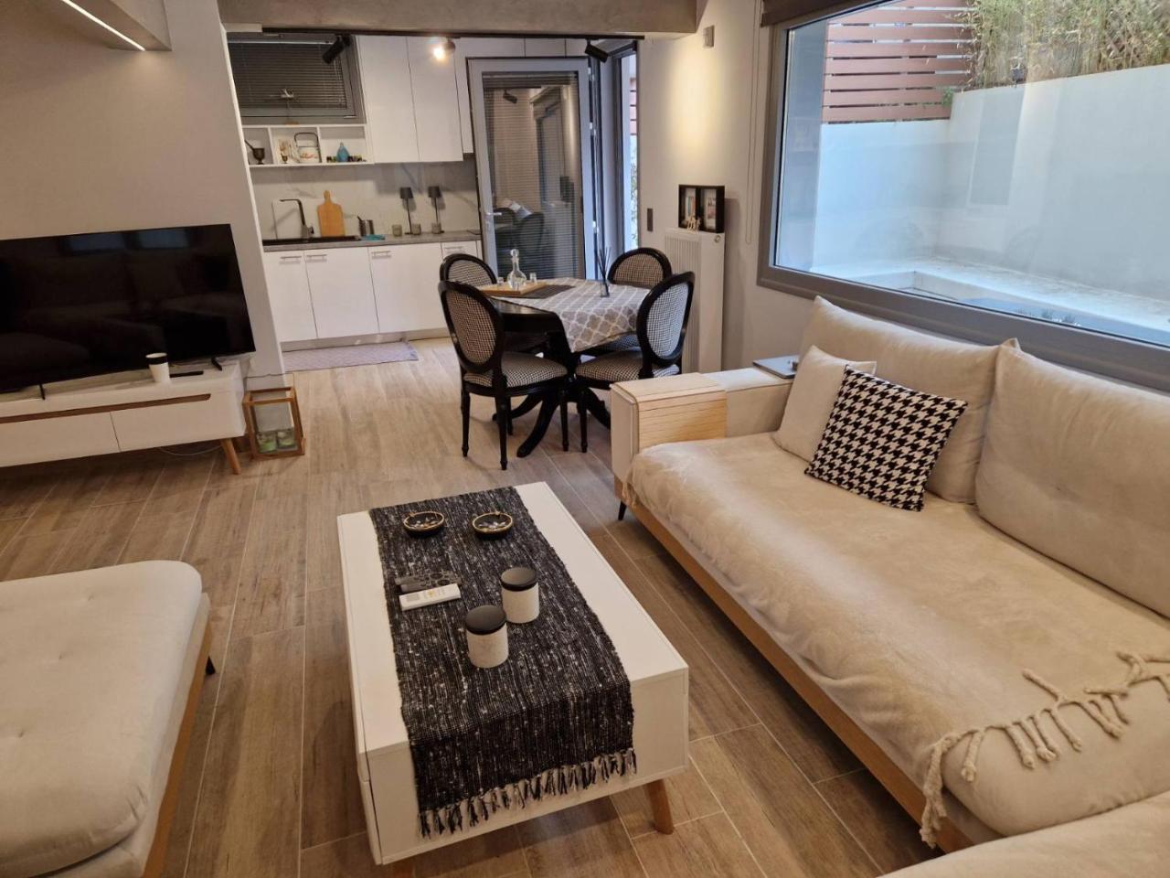 Cozy & Bright Apartment With Private Yard