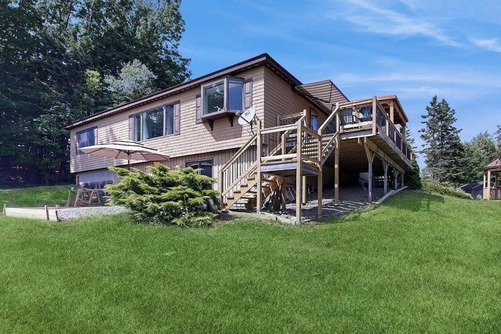 Charming Lakefront House with Outdoor Firepit, Washer/Dryer And Wifi