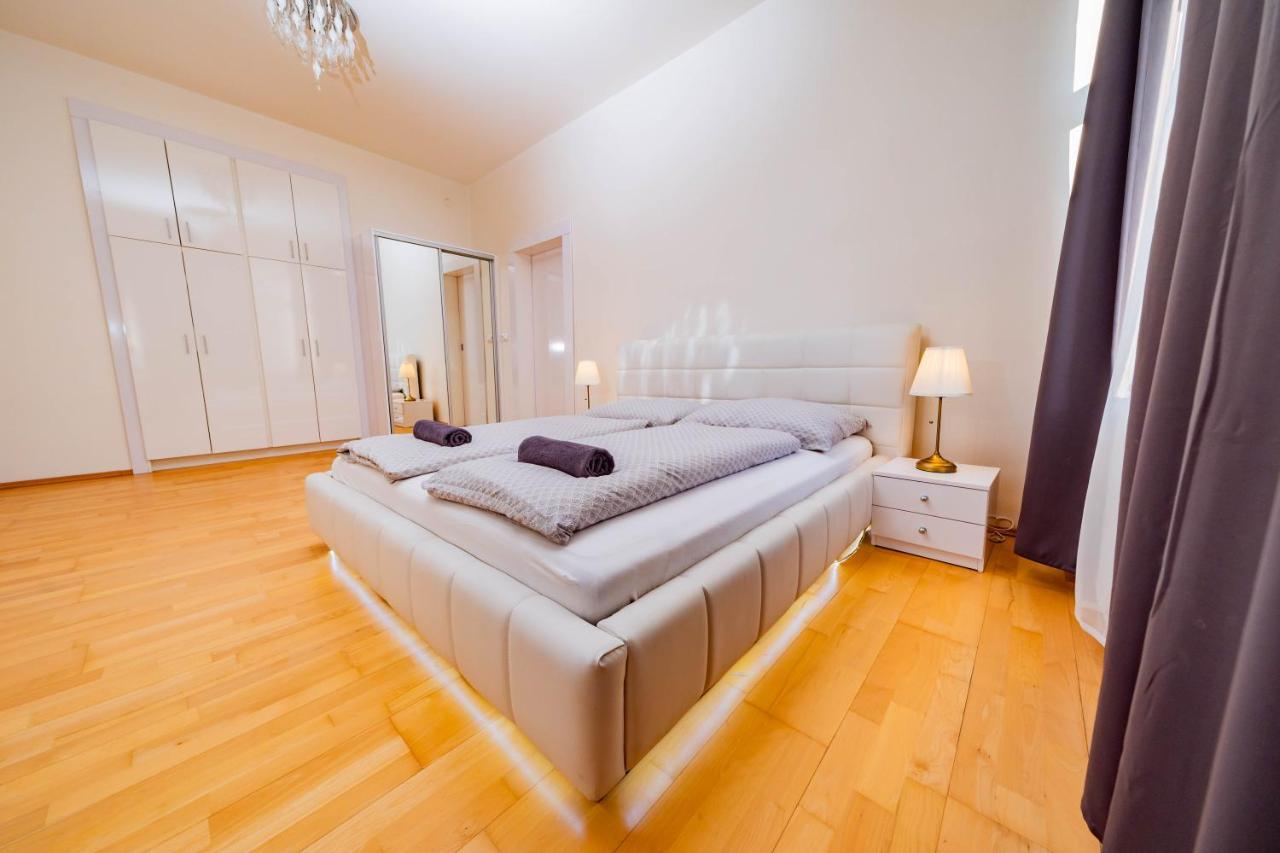 5 Bob's Apartment - 2 Bedrooms with King Size Beds